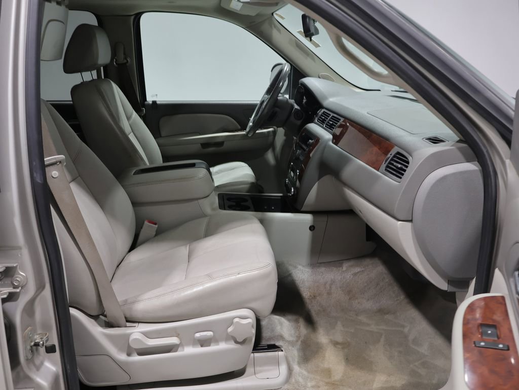 Used 2009 Chevrolet Suburban LT AWD/4WD image 24