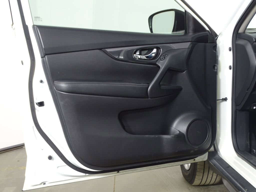 Used 2017 Nissan Rogue S image 16