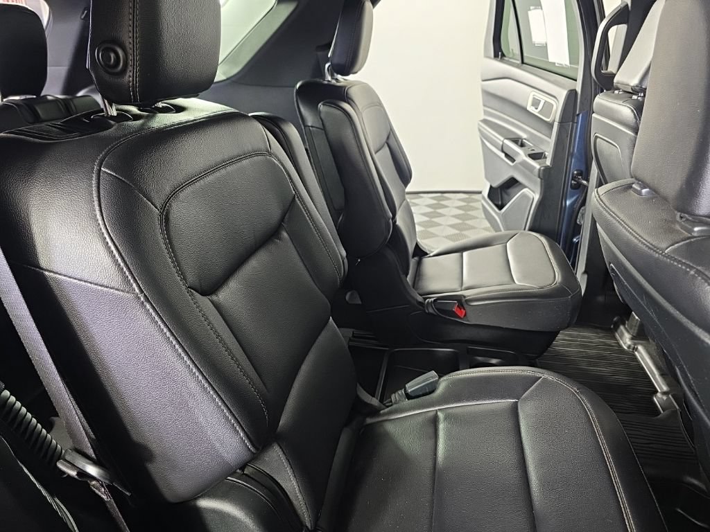 Used 2020 Ford Explorer XLT w/ Equipment Group 202A AWD/4WD image 34