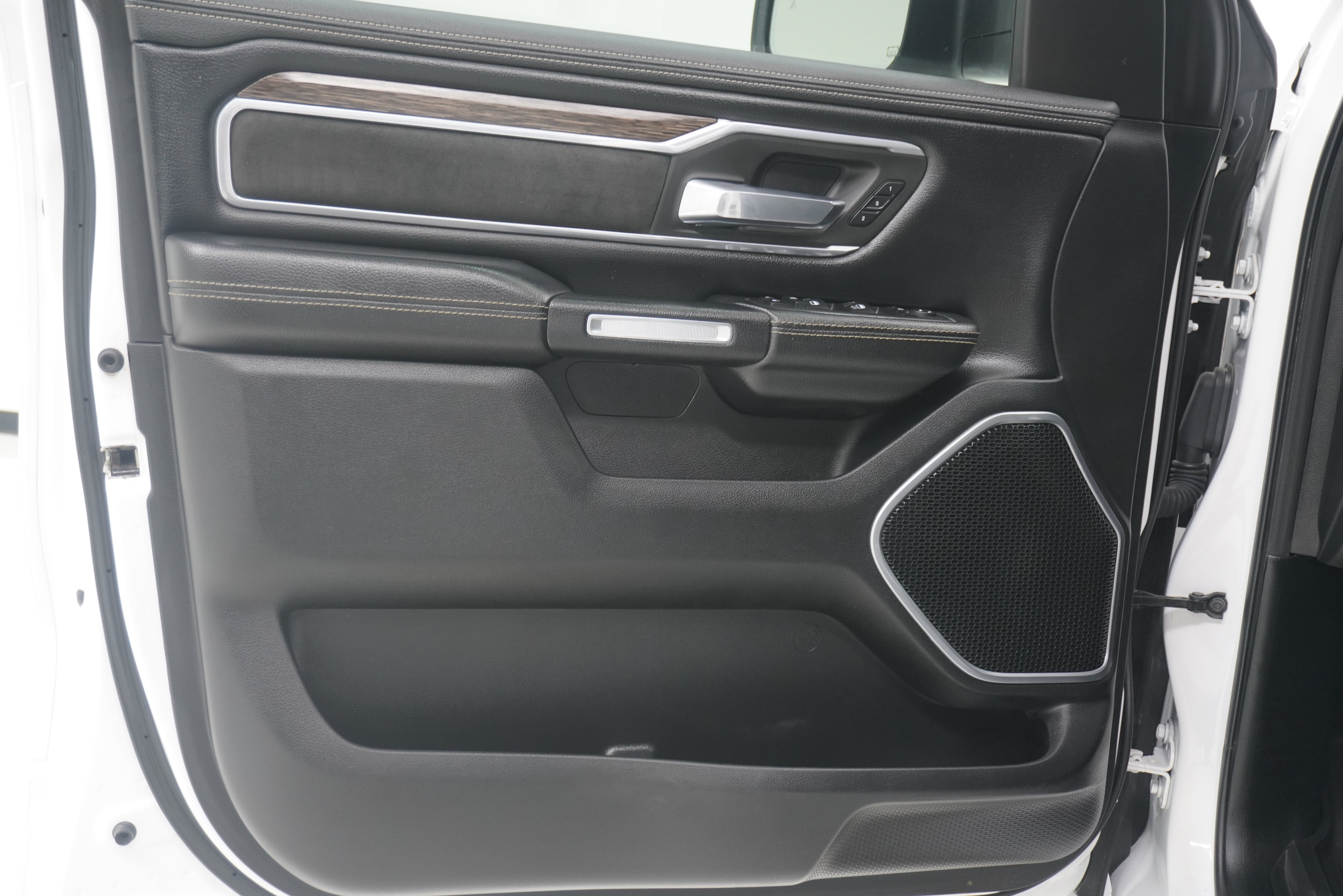 Used 2020 RAM 1500 Laramie RWD image 13
