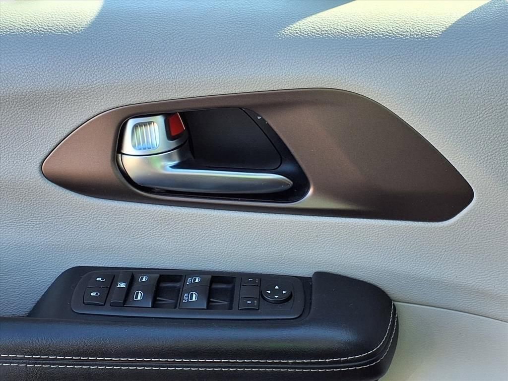 Used 2020 Chrysler Voyager Lxi image 16