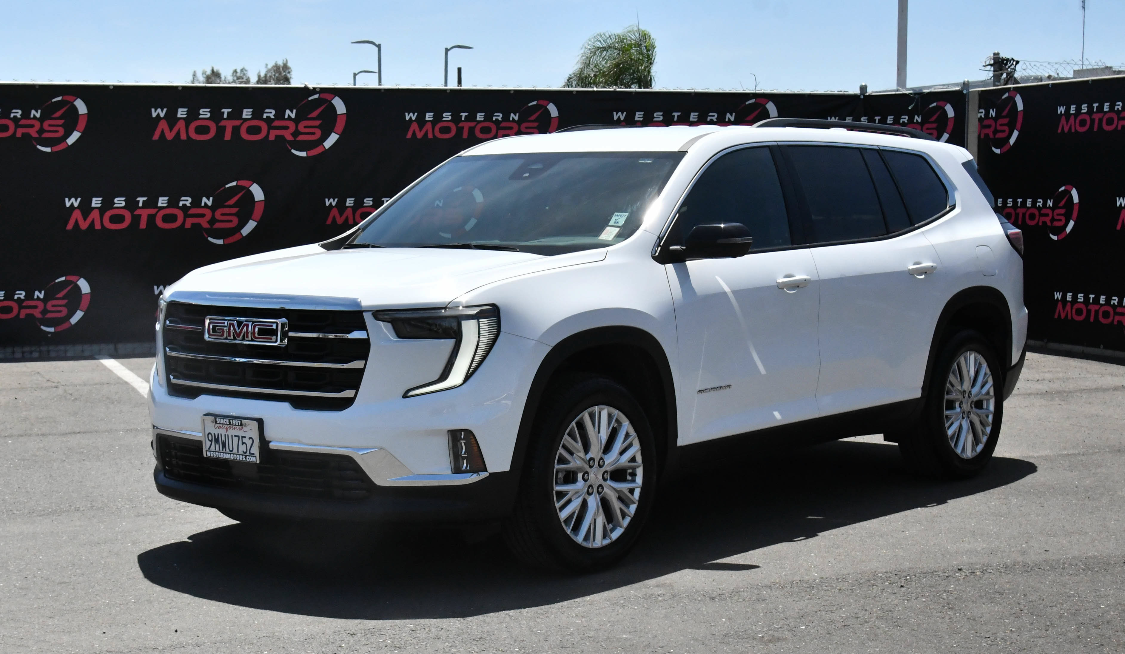 Used 2024 GMC Acadia Elevation FWD image 3
