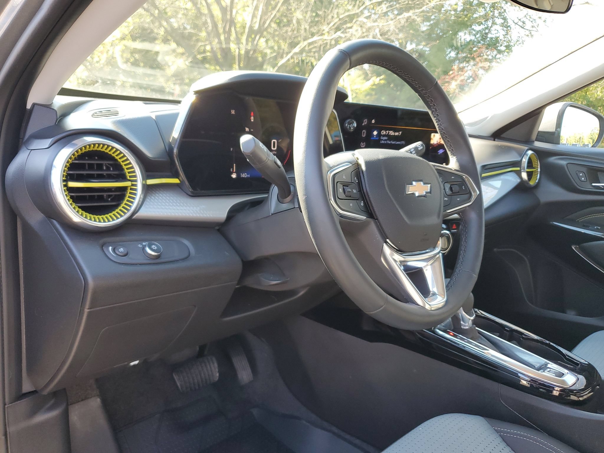 Used 2025 Chevrolet Trax LT FWD image 15