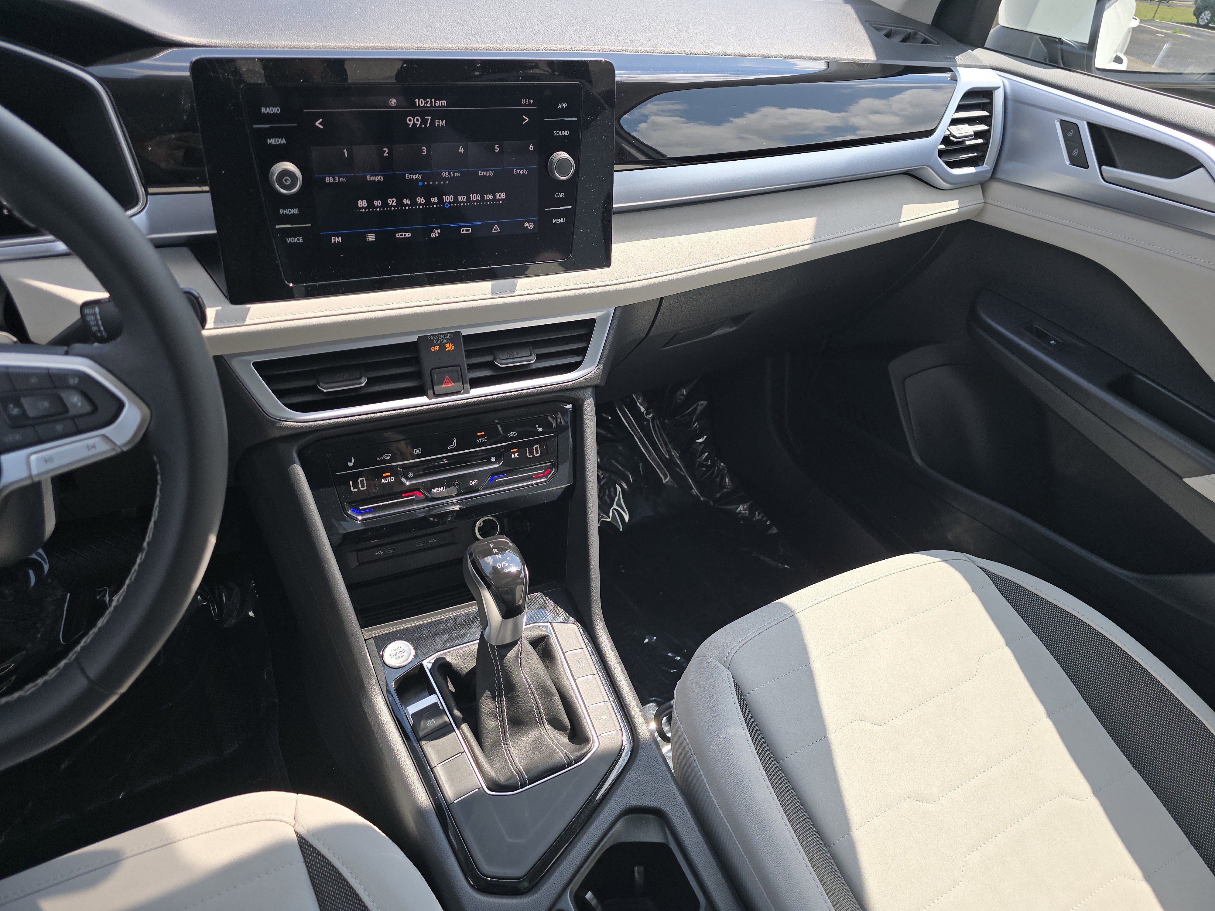 New 2025 Volkswagen Taos SE image 22