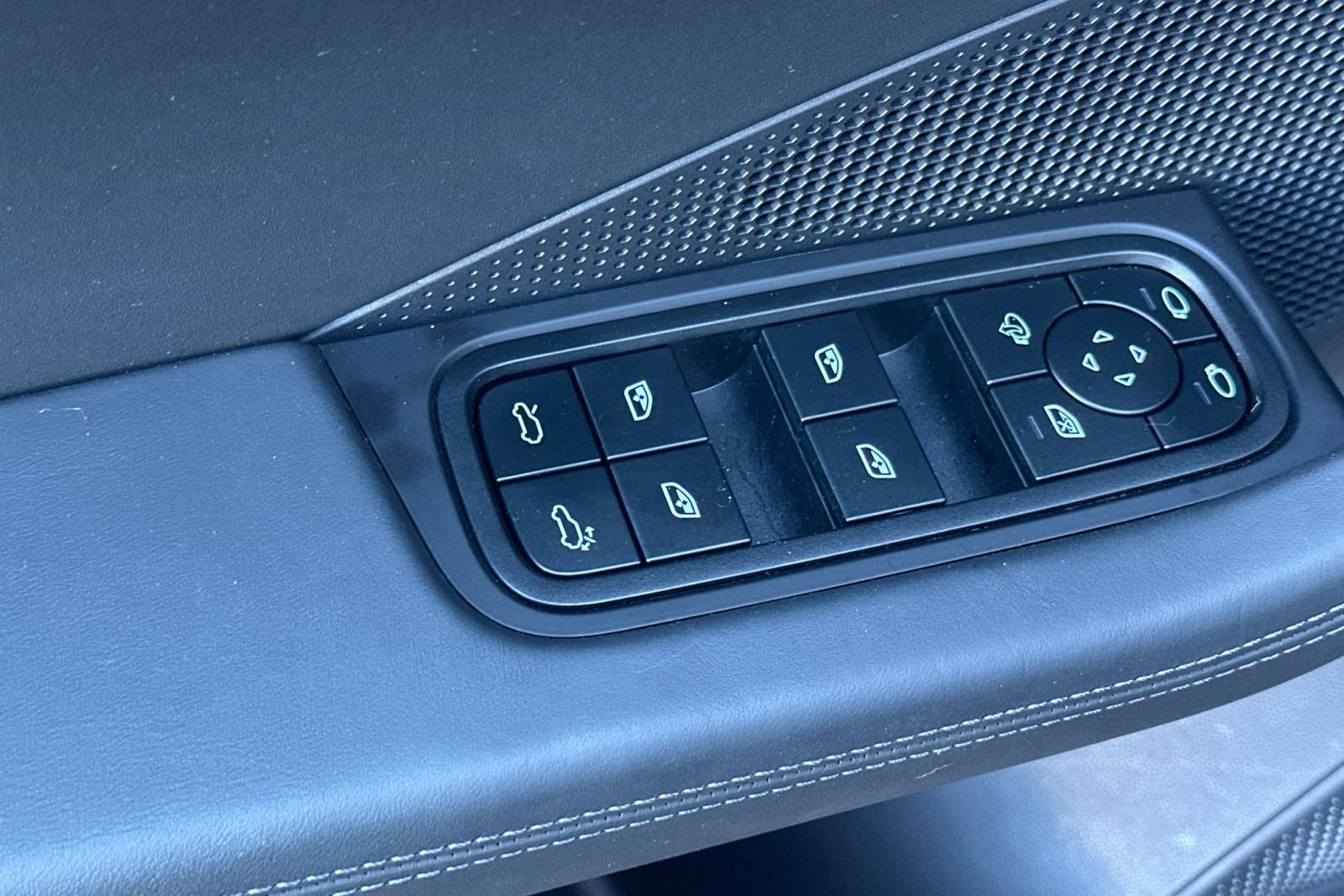 Certified 2025 Porsche Macan 4 Electric image 13