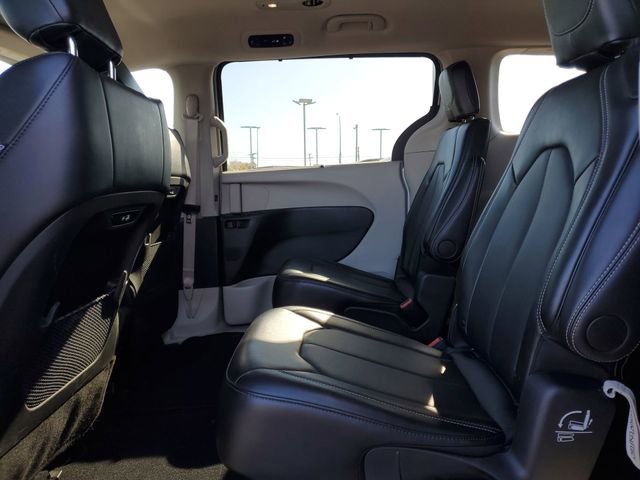 Used 2024 Chrysler Pacifica Touring-L FWD image 18