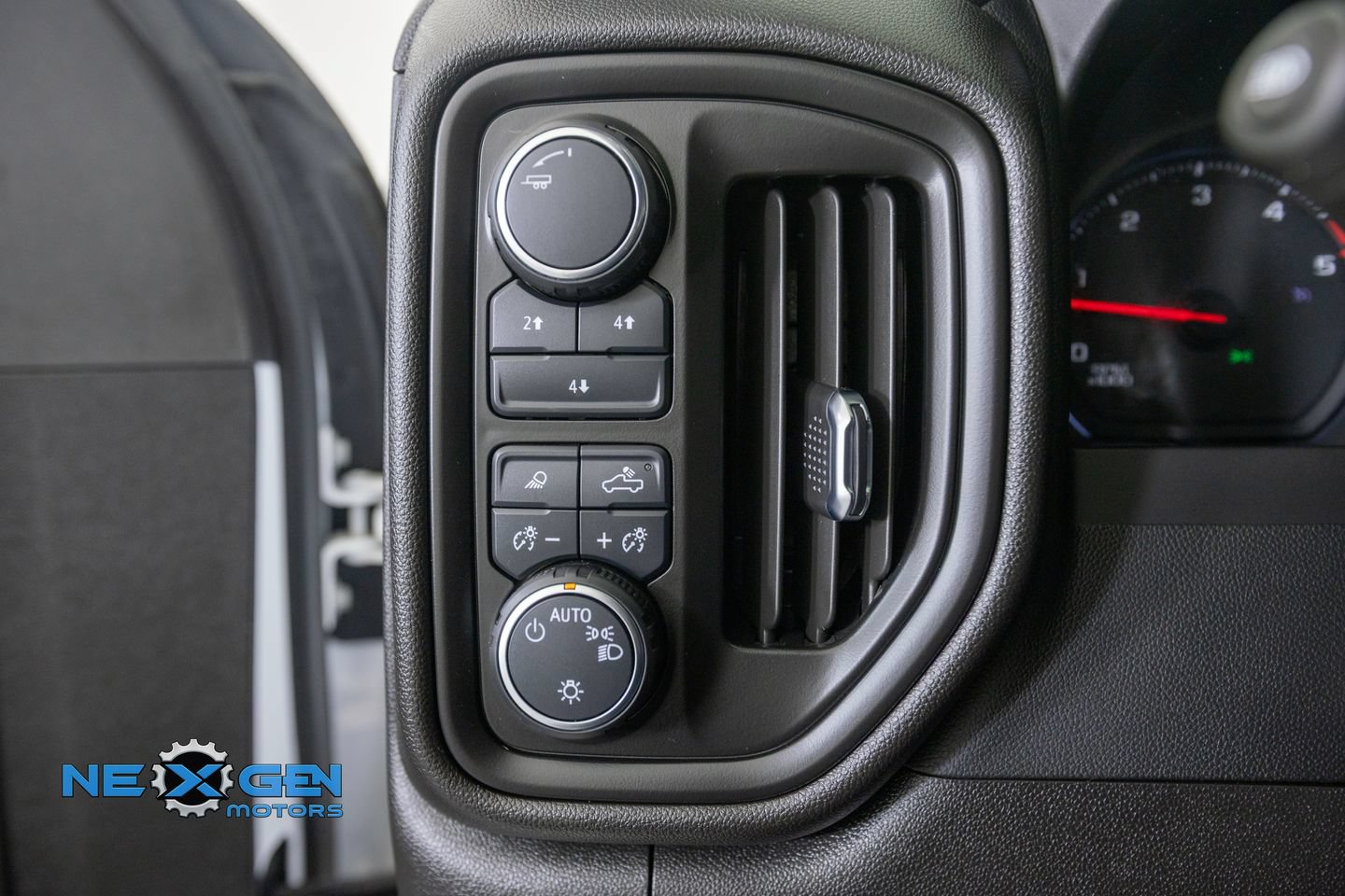 Used 2025 Chevrolet Silverado 2500 Custom w/ Custom Value Package AWD/4WD image 15