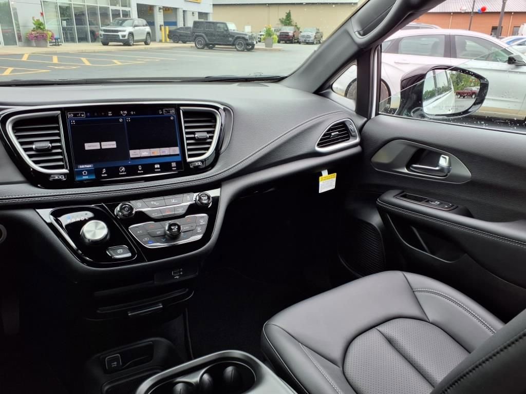 New 2026 Chrysler Pacifica Select image 21