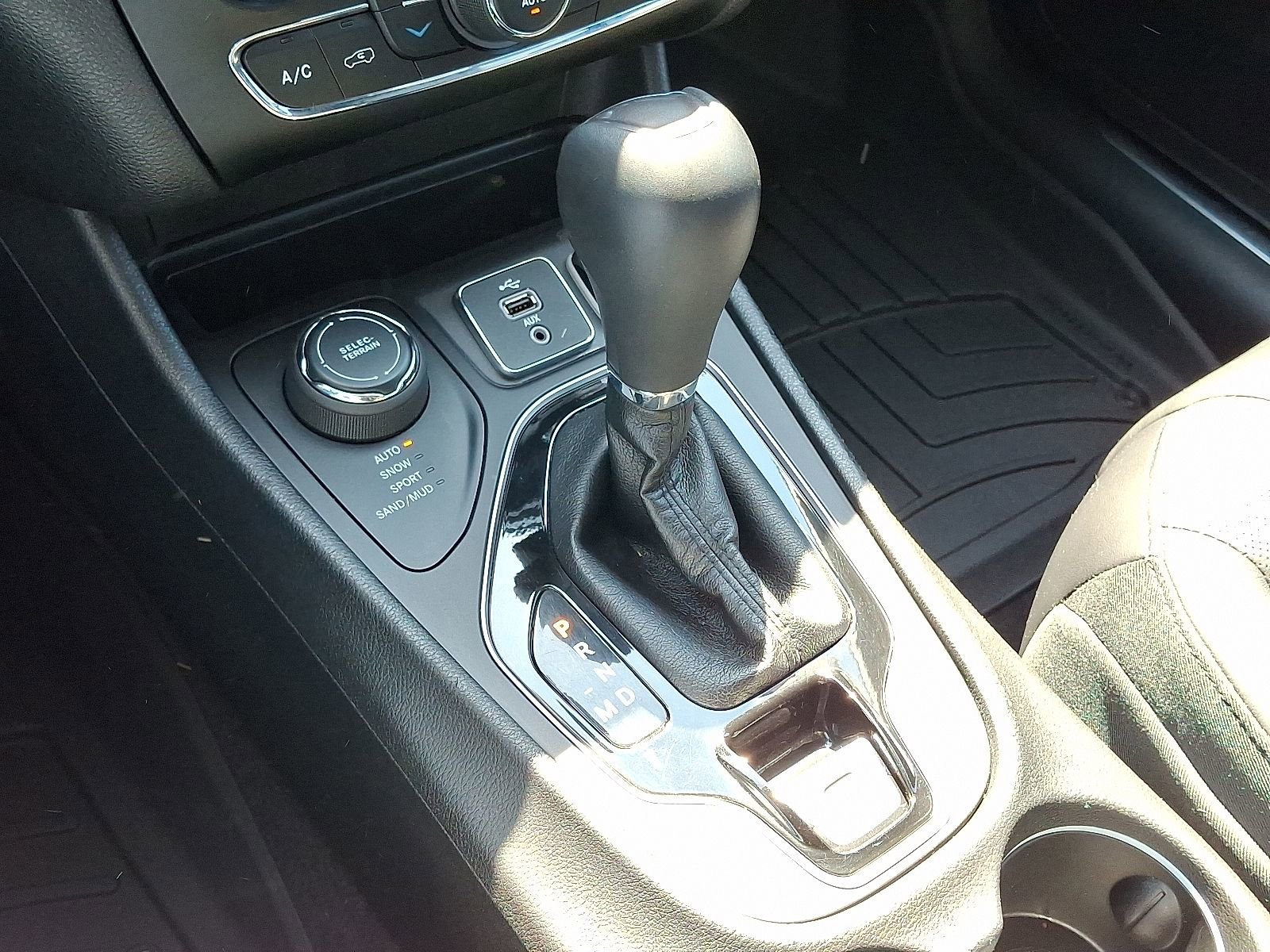 Used 2019 Jeep Cherokee Limited AWD/4WD image 16