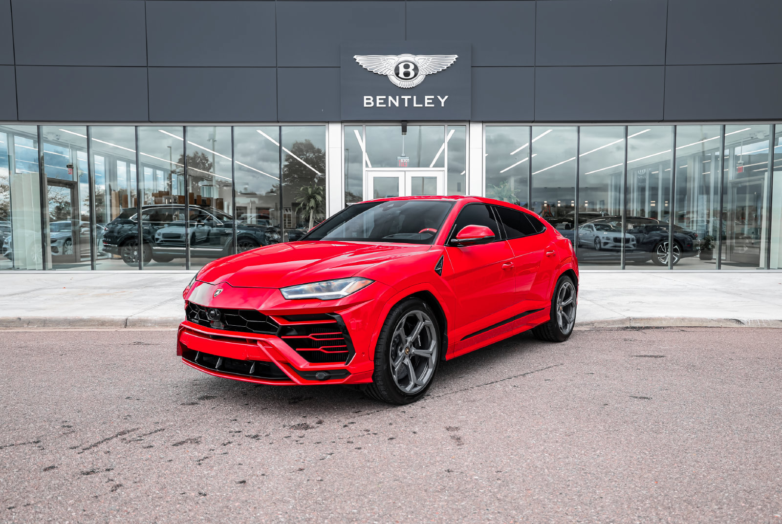 Used 2022 Lamborghini Urus AWD/4WD image 1