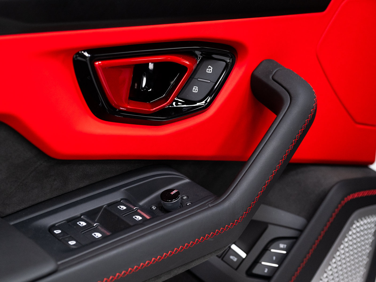Used 2025 Lamborghini Urus SE AWD/4WD image 45