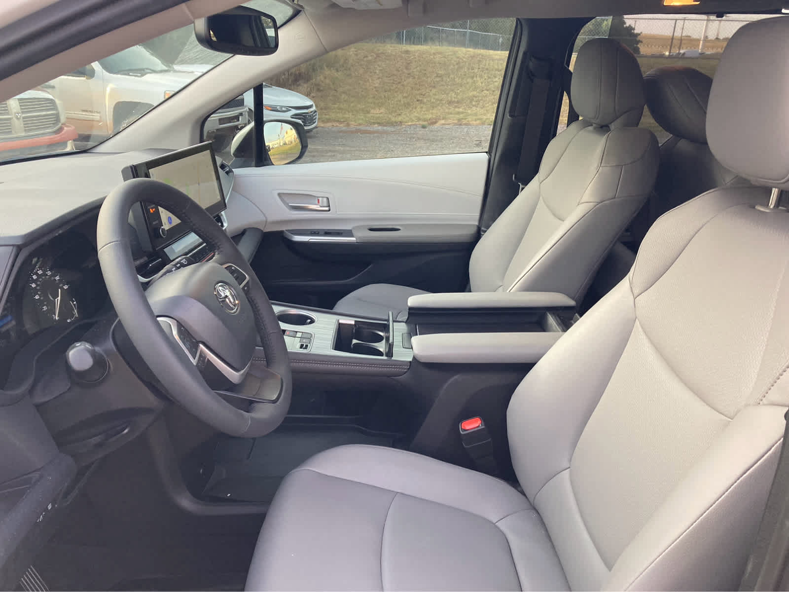 Used 2026 Toyota Sienna XLE FWD image 3