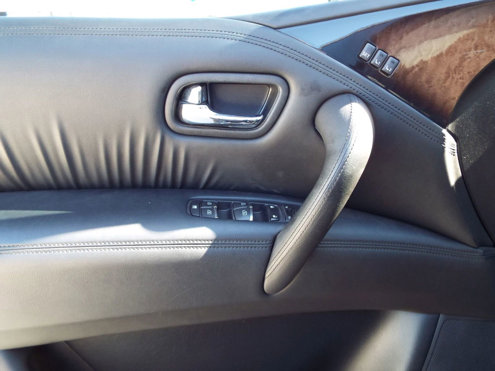 Used 2014 INFINITI QX80 4WD w/ Deluxe Touring Package image 30