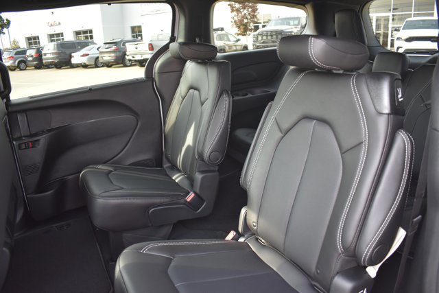 New 2026 Chrysler Pacifica Select image 15