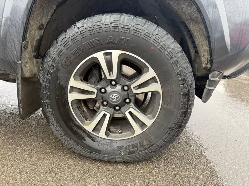 Used 2019 Toyota Tacoma TRD Sport image 4