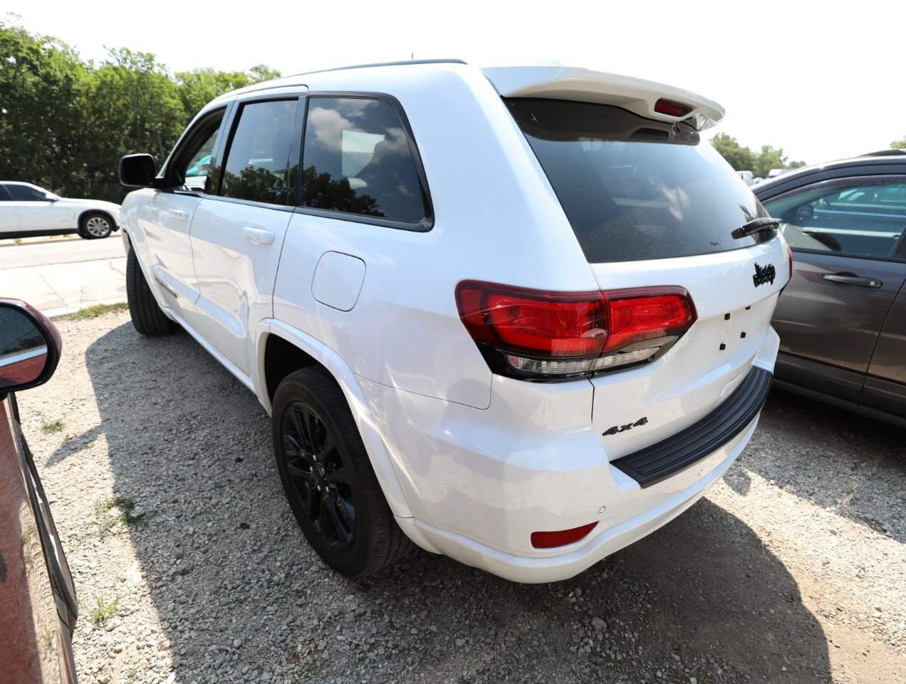 Used 2019 Jeep Grand Cherokee Altitude AWD/4WD image 9