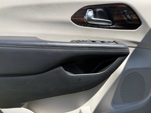 Used 2023 Chrysler Pacifica Limited FWD image 25