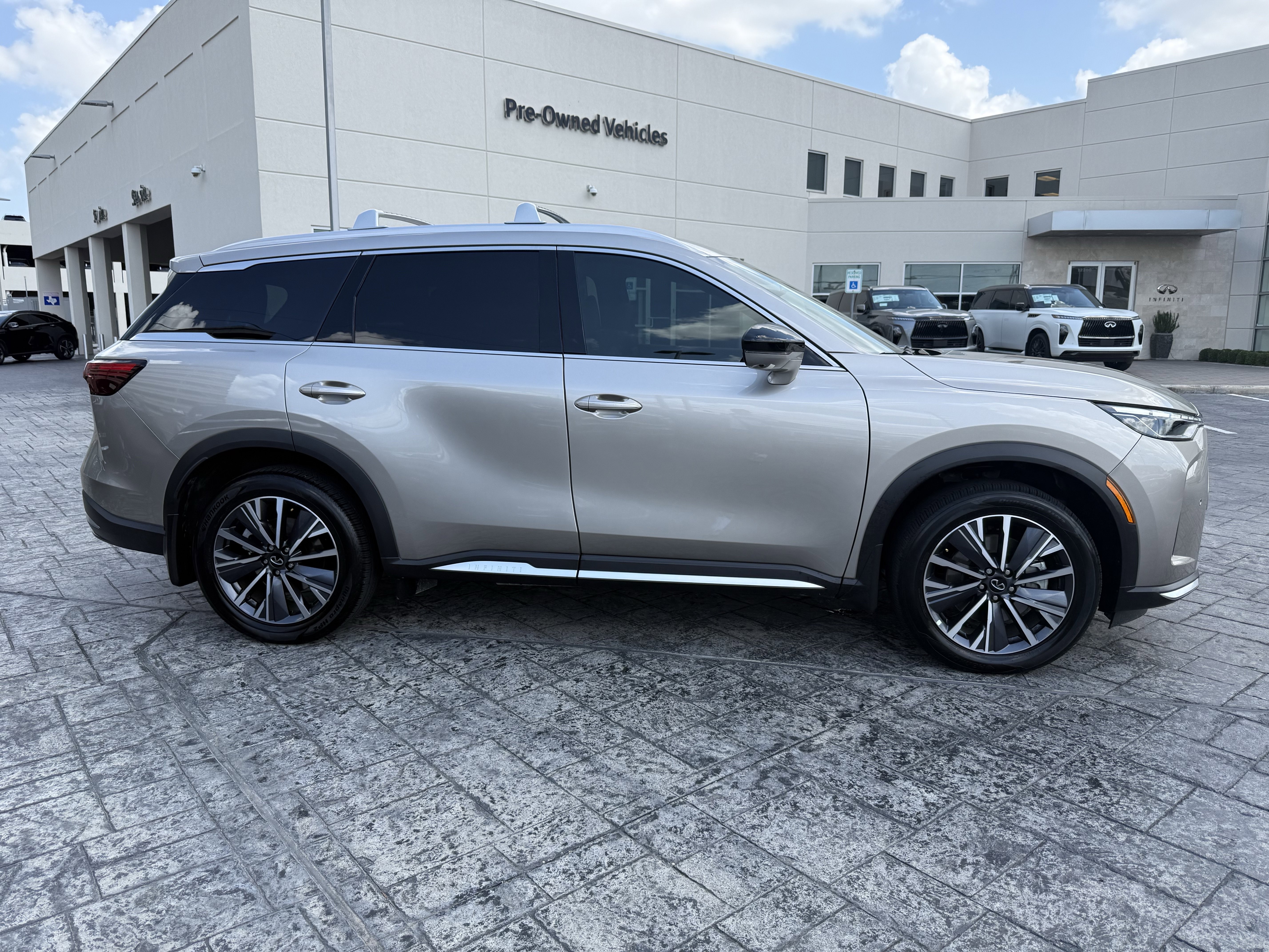 Certified 2026 INFINITI QX60 Luxe w/ Cargo Package FWD image 8