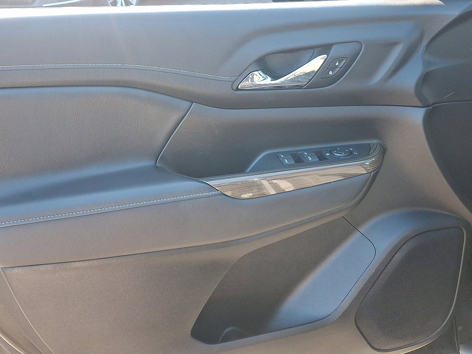 Used 2023 GMC Acadia SLE image 13