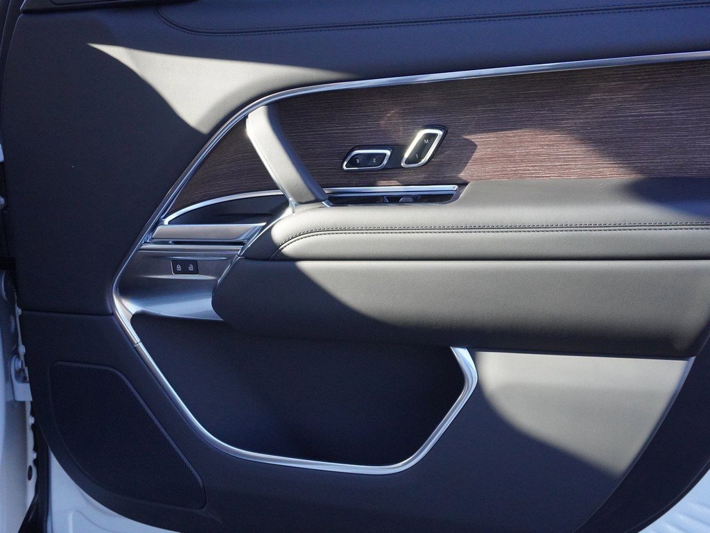 Used 2025 Land Rover Range Rover SE image 24