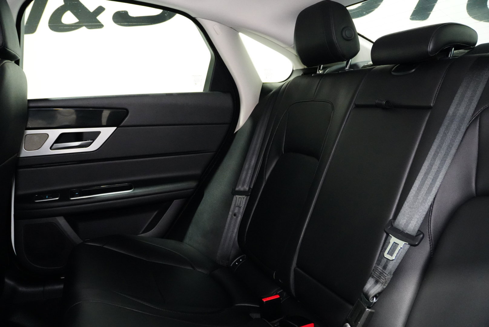 Used 2016 Jaguar XF Premium image 18