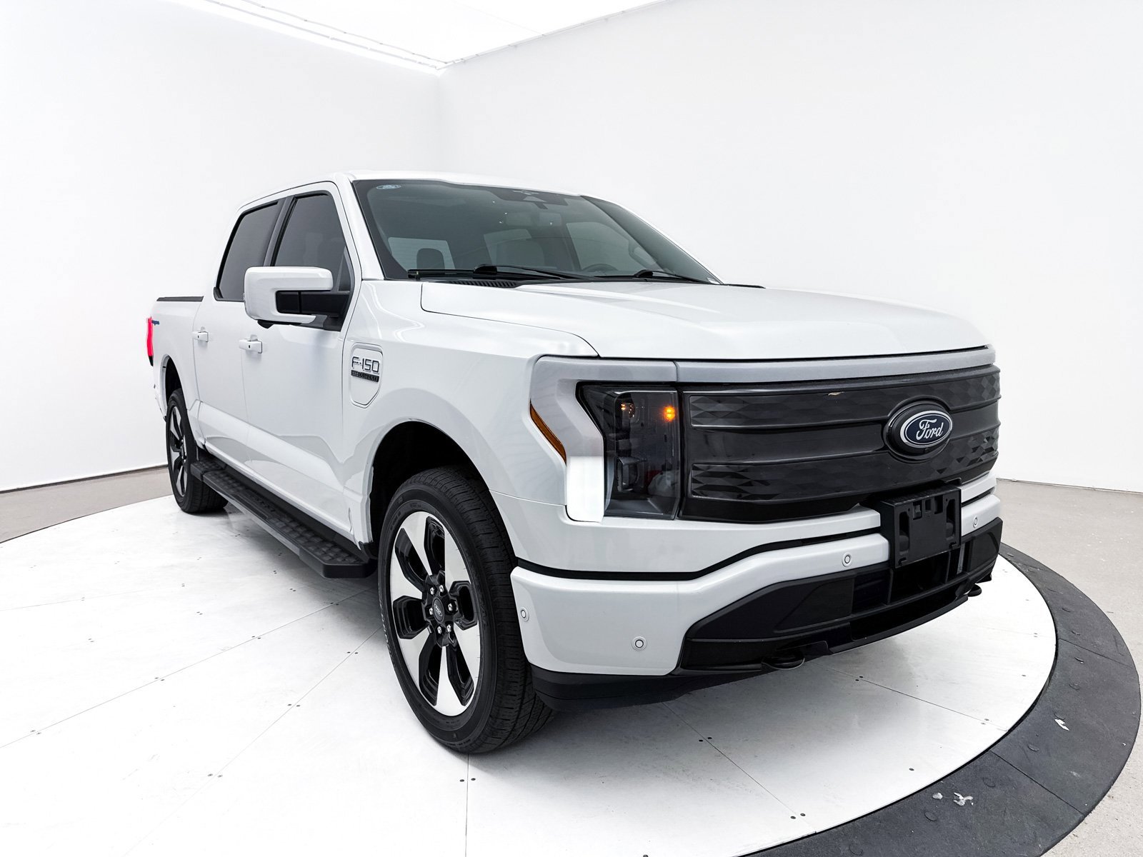 Used 2023 Ford F150 Lightning Platinum image 13