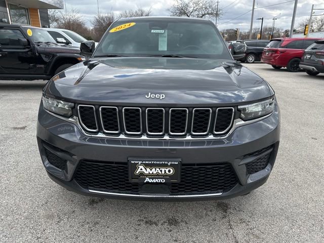 Used 2024 Jeep Grand Cherokee Laredo w/ Trailer Tow Package AWD/4WD image 3