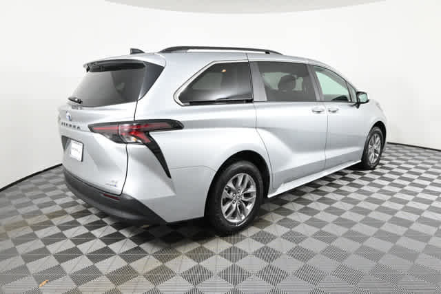 Used 2024 Toyota Sienna XLE image 9