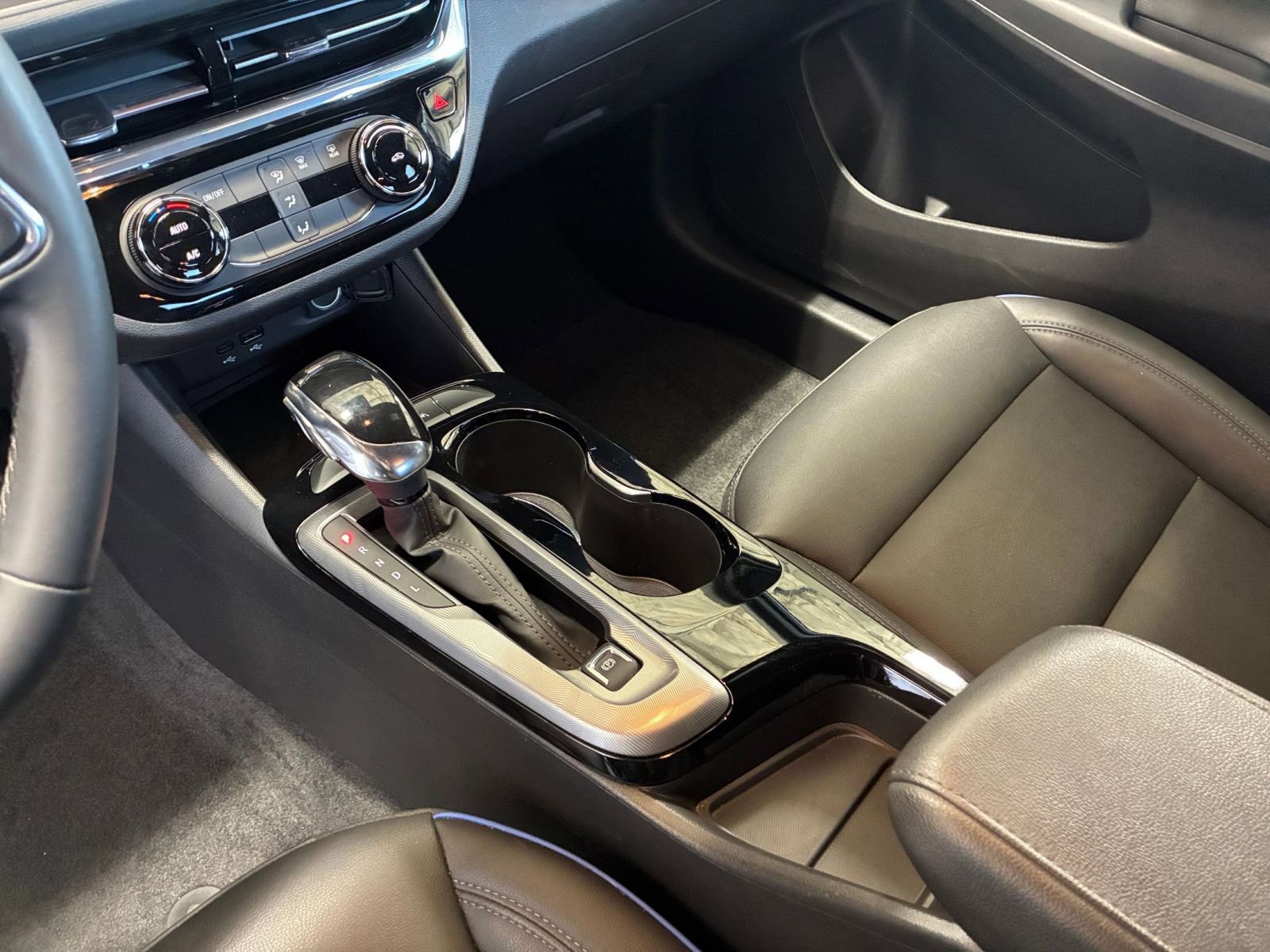 Used 2025 Buick Envista Sport Touring image 40