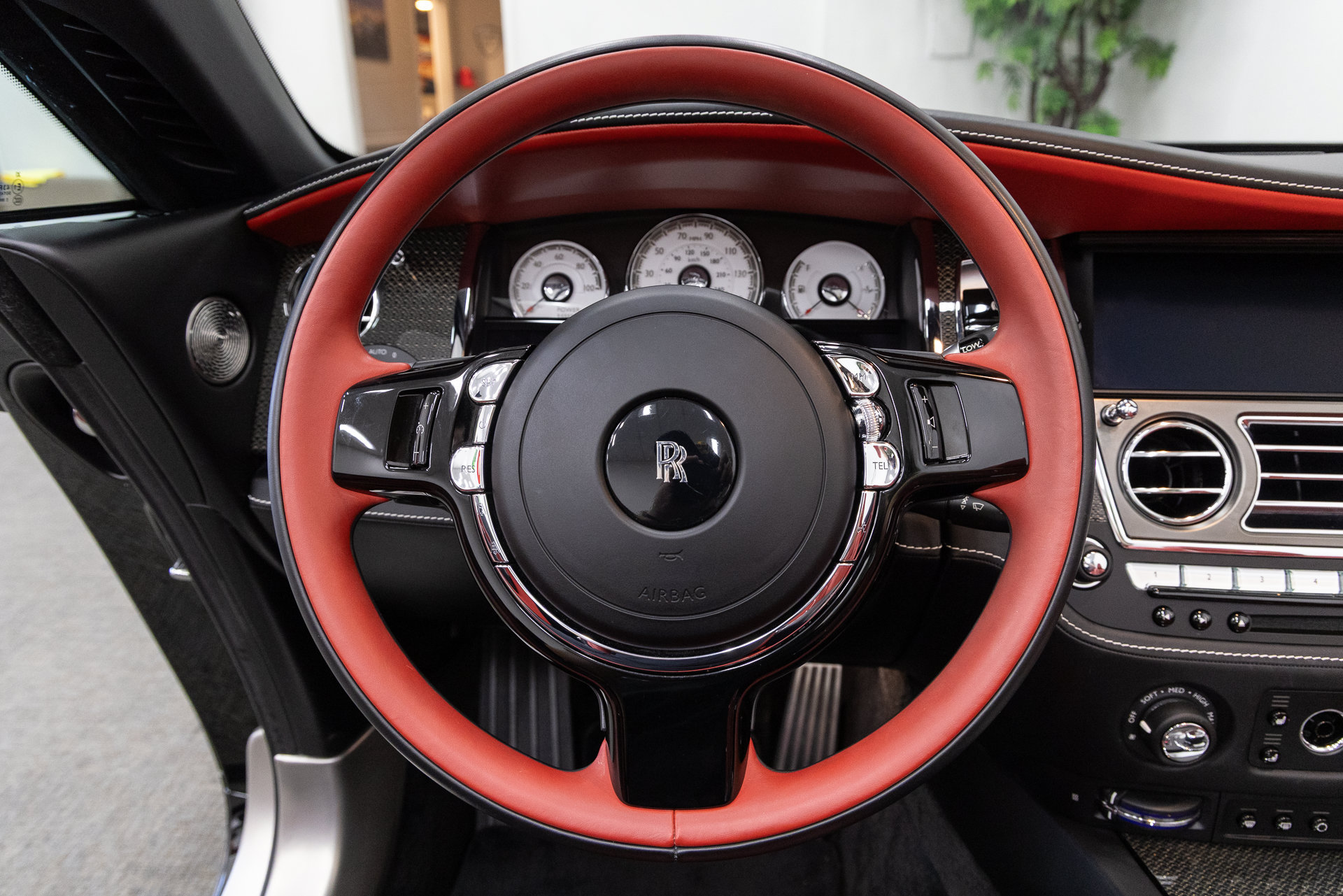 Used 2020 Rolls-Royce Dawn RWD image 16