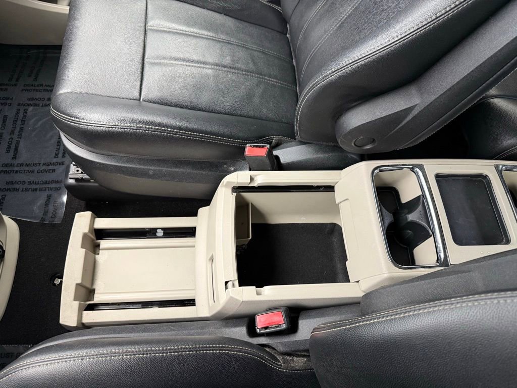 Used 2014 Chrysler Town & Country Touring image 34