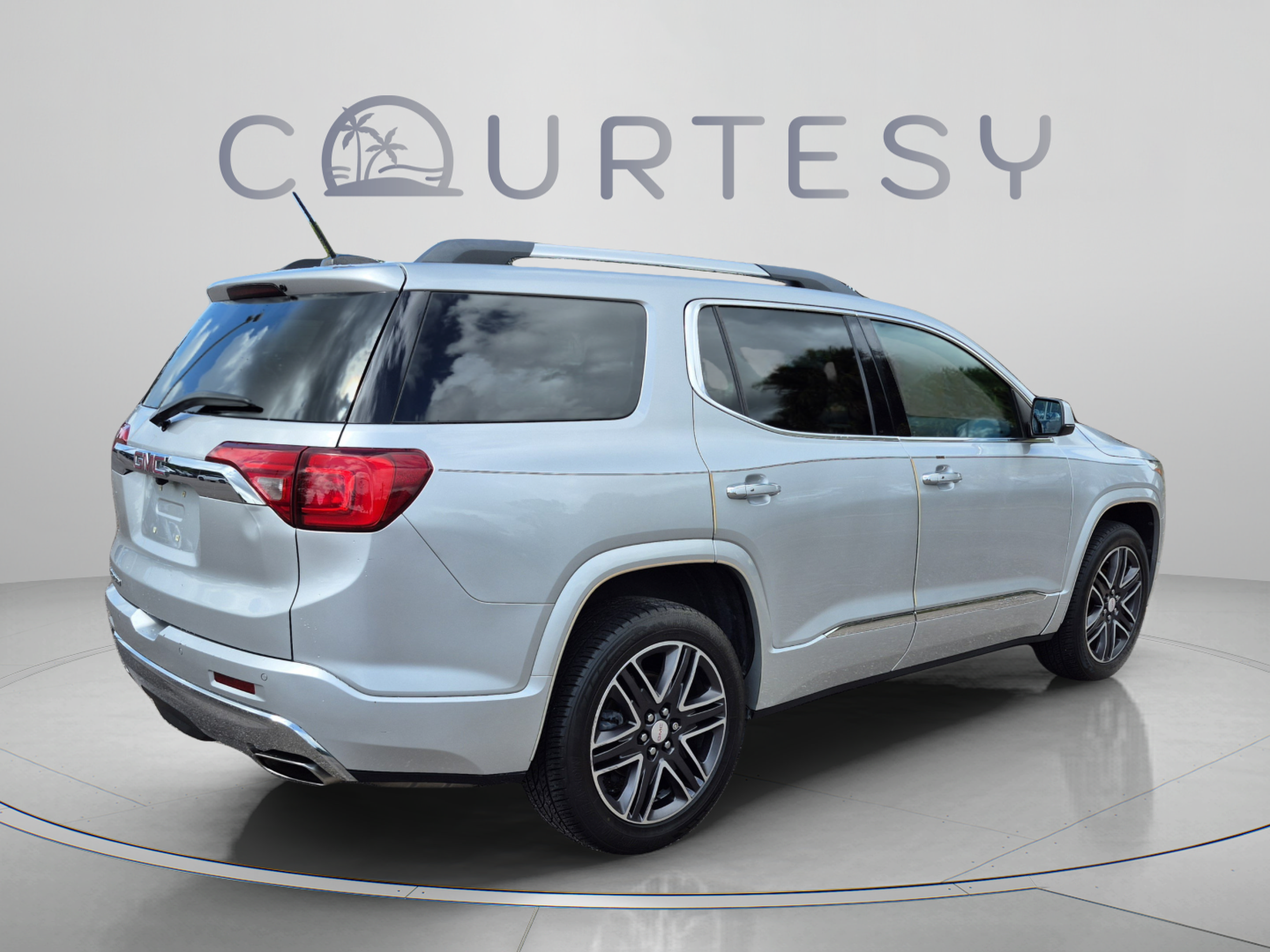 Used 2017 GMC Acadia Denali w/ Technology Package FWD image 5