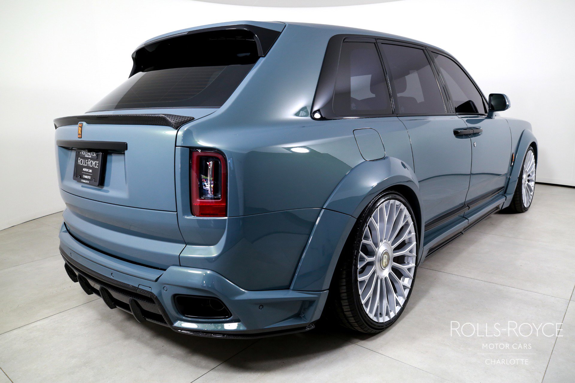 Used 2025 Rolls-Royce Cullinan image 2