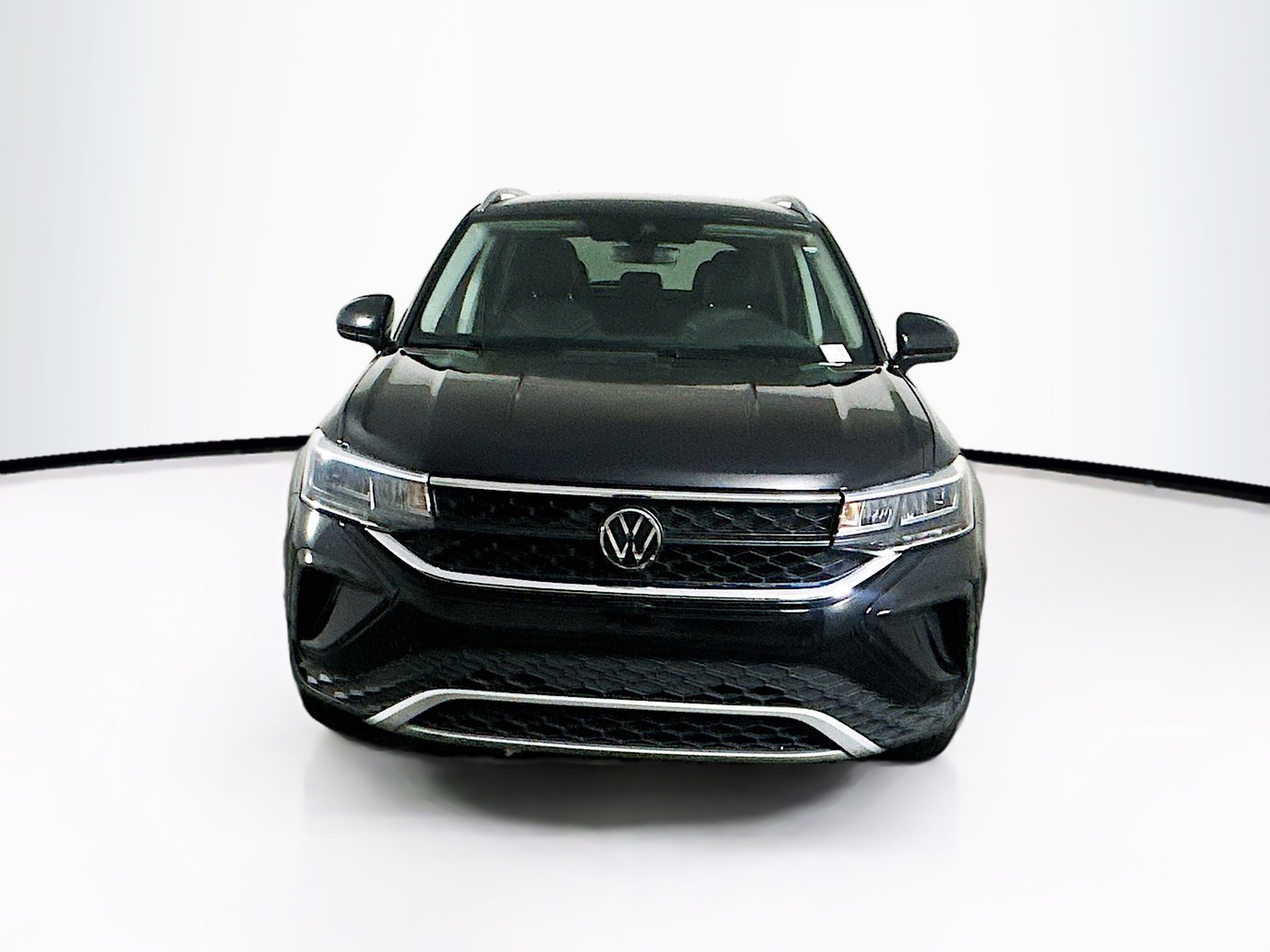 Used 2024 Volkswagen Taos SE image 2