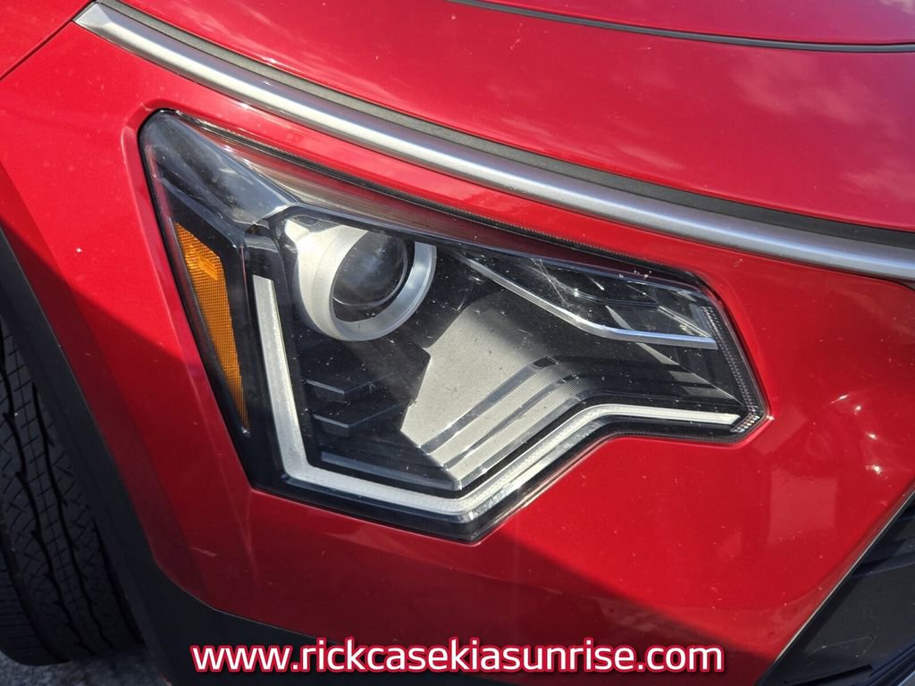 Used 2023 Kia Niro EX image 11