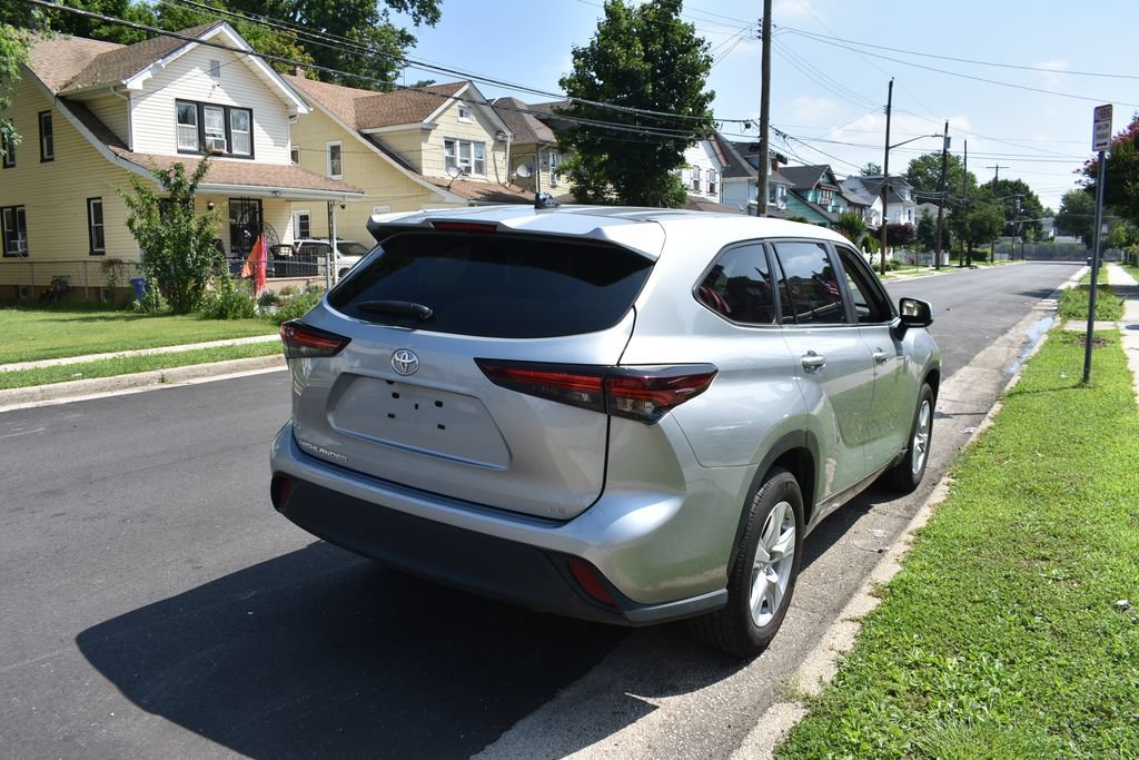 Used 2025 Toyota Highlander LE FWD image 6