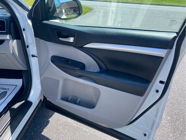 Used 2019 Toyota Highlander XLE image 25