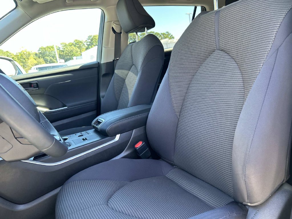 Used 2024 Toyota Highlander LE FWD image 22