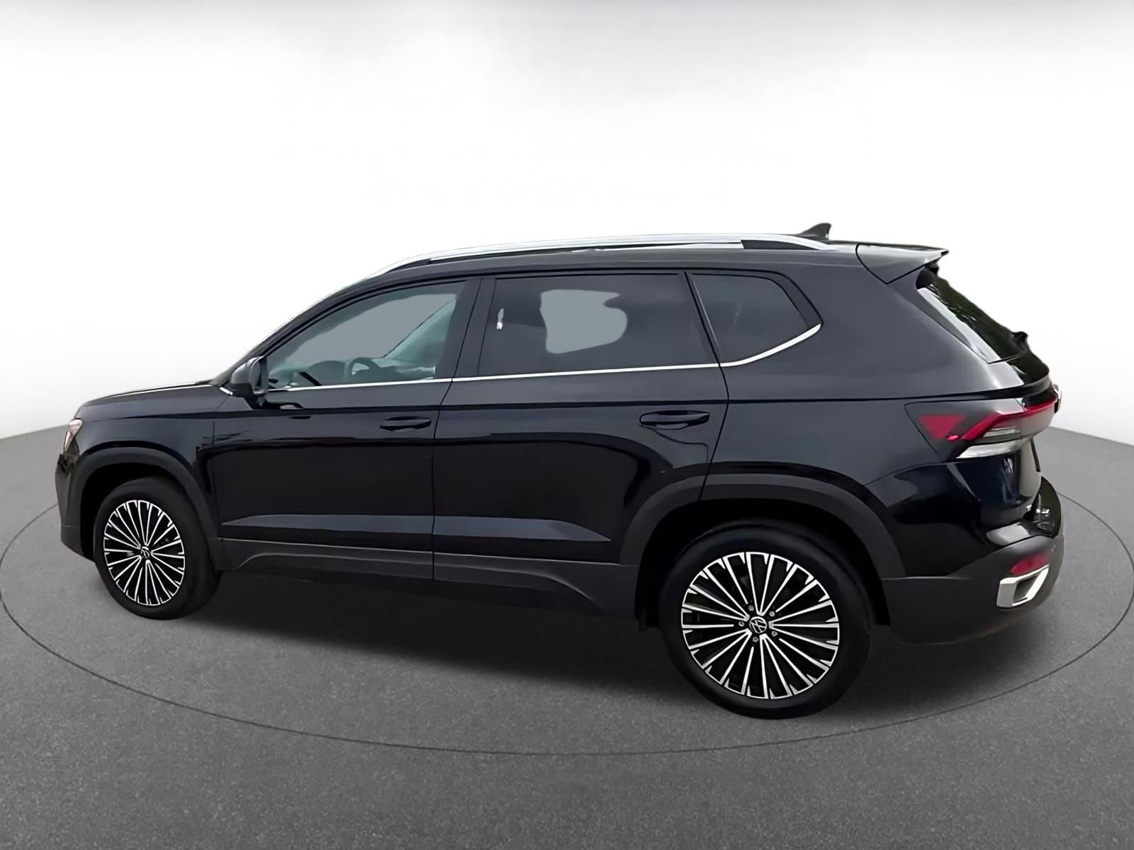 Used 2025 Volkswagen Taos SE FWD image 10