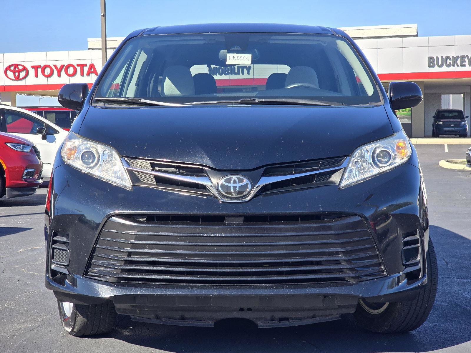 Used 2018 Toyota Sienna LE FWD image 2