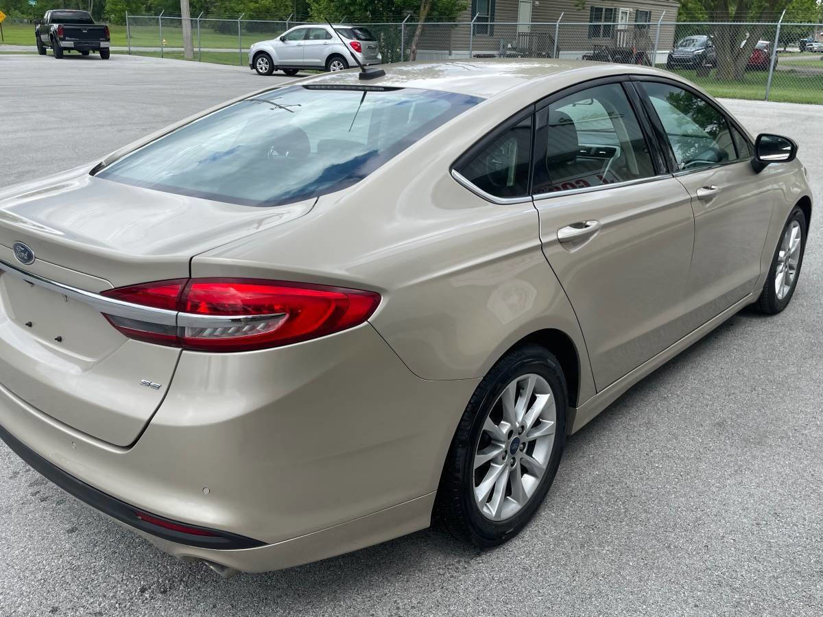 Used 2017 Ford Fusion SE w/ Fusion SE Technology Package image 5