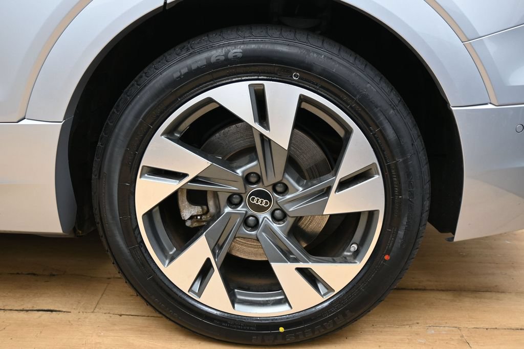 Used 2022 Audi e-tron Premium Plus w/ Premium Plus Package AWD/4WD image 13