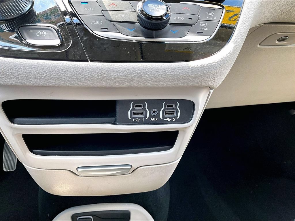 Used 2024 Chrysler Pacifica Touring-L FWD image 19