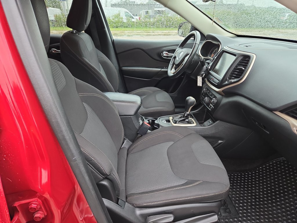 Used 2016 Jeep Cherokee Latitude w/ Cold Weather Group FWD image 20