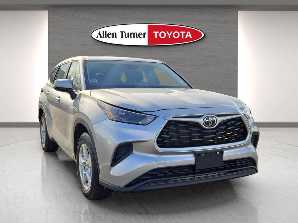 Used 2023 Toyota Highlander L FWD image 2