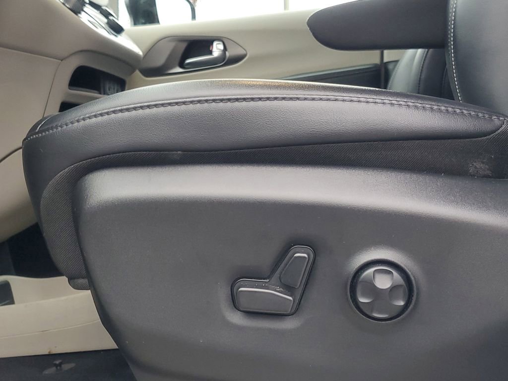 Used 2024 Chrysler Pacifica Touring-L FWD image 13