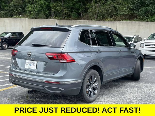 Used 2023 Volkswagen Tiguan SE w/ Panoramic Sunroof Package FWD image 3