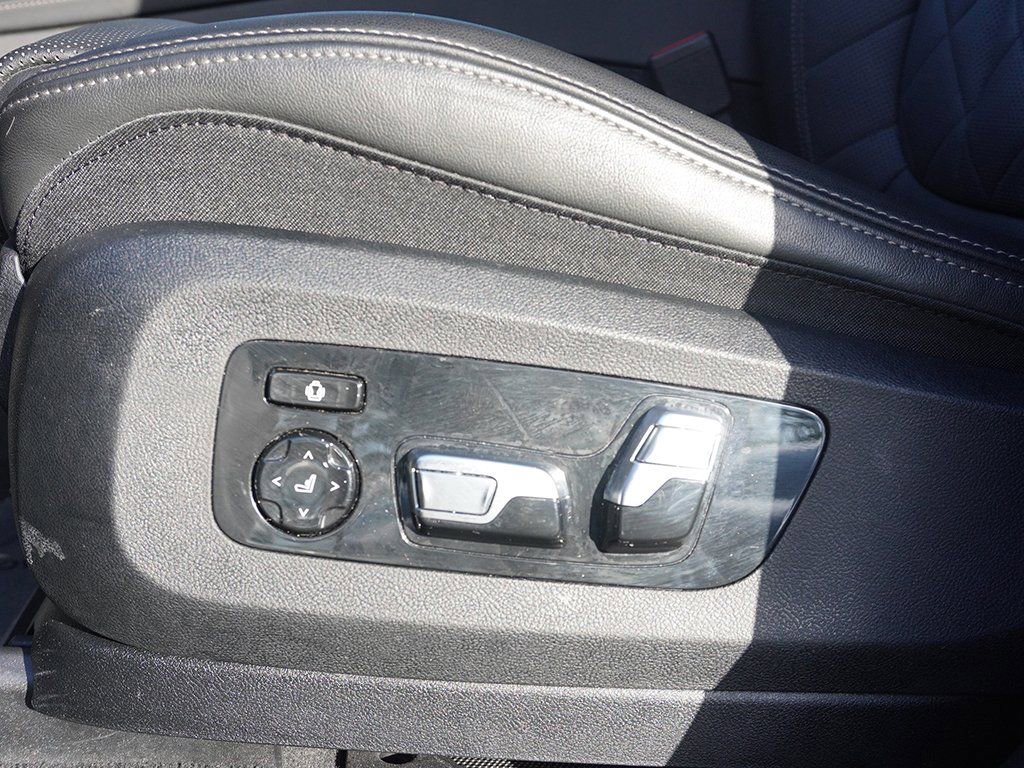 Used 2025 BMW X7 xDrive40i w/ Premium Package image 32