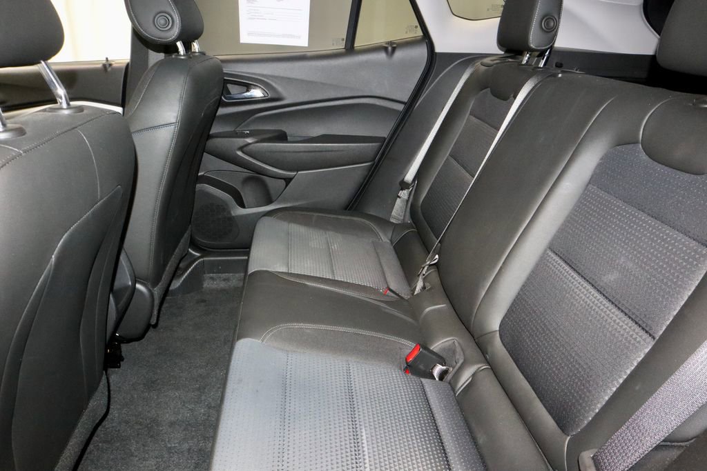 Used 2025 Chevrolet Trax LT w/ LT Convenience Package FWD image 21