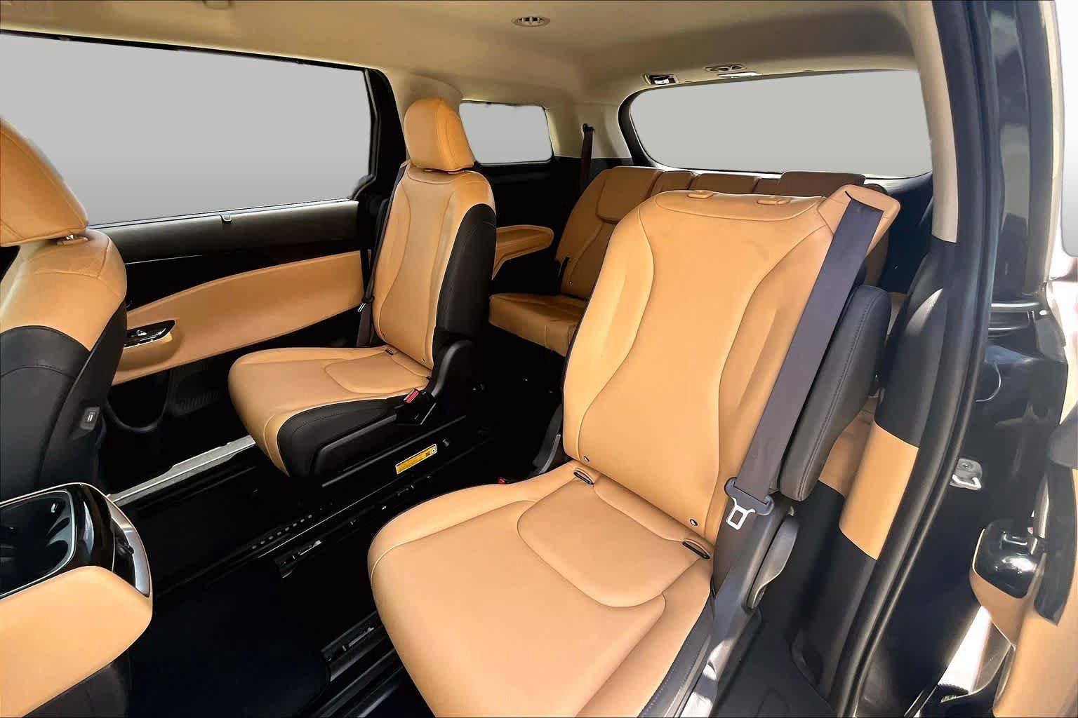Used 2023 Kia Carnival EX FWD image 18